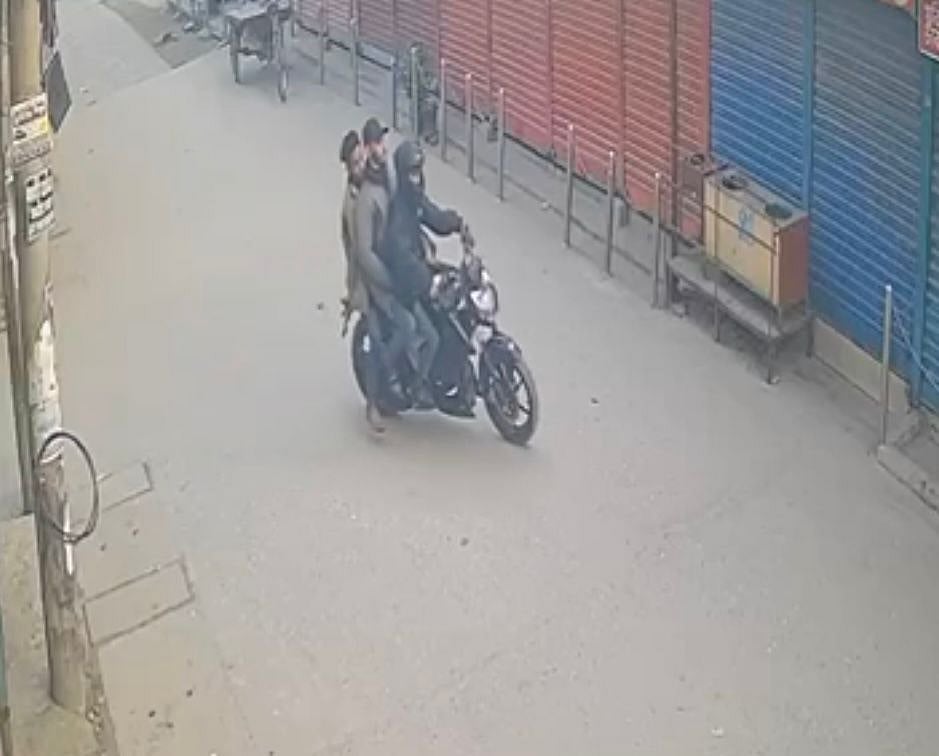 মোটরসাইকেলে আসা তিন ছিনতাইকারী পালিয়ে যাচ্ছে। গত রোববার সকালে নারায়ণগঞ্জের ফতুল্লার পূর্ব ইসদাইর এলাকার রাবেয়া হোসেন উচ্চবিদ্যালয়সংলগ্ন সড়কে