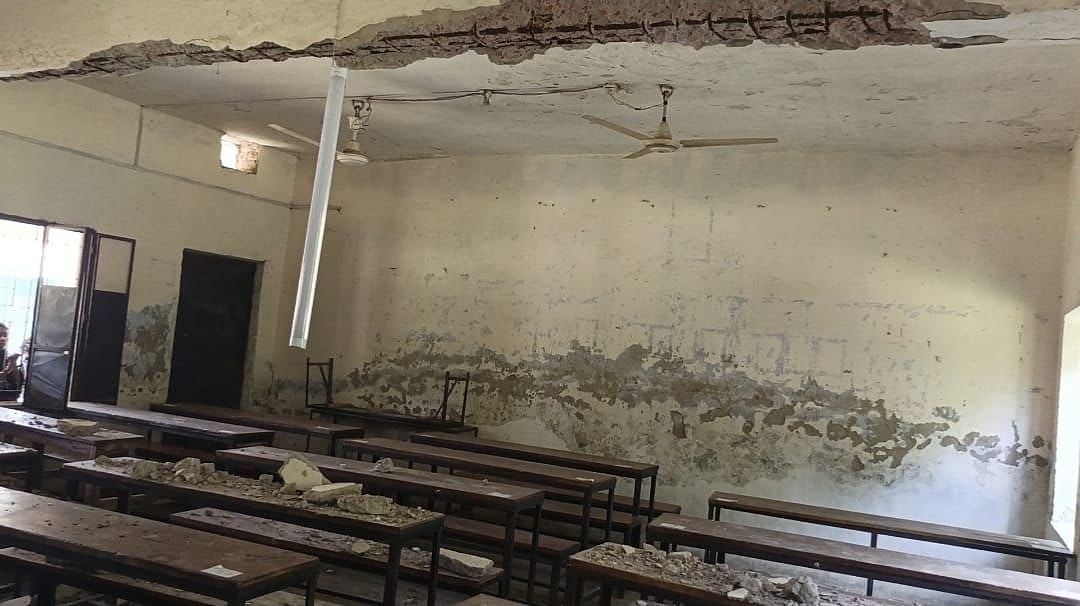 লক্ষ্মীপুরের রায়পুরের  জনকল্যাণ বহুমুখী উচ্চ বিদ্যালয়ের শ্রেণিকক্ষে ছাদের পলেস্তরা খসে পড়ে