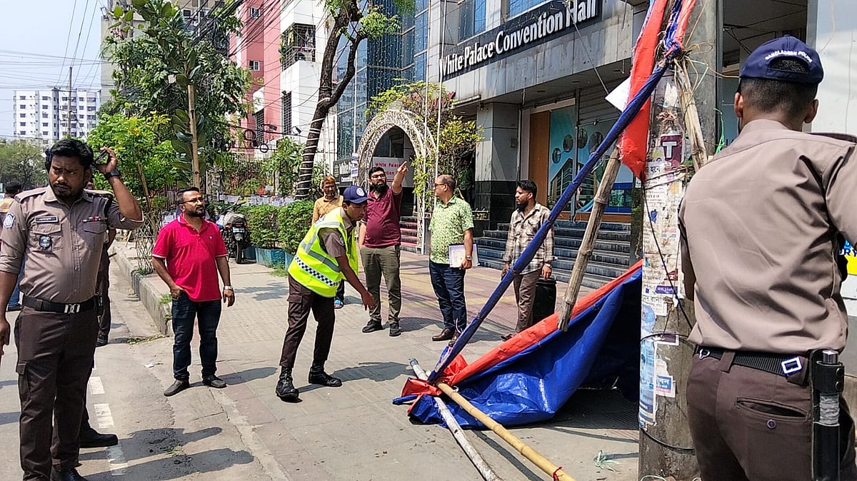 শ্যামলীর রিং রোডে অবৈধ দোকানপাট ও স্থাপনা উচ্ছেদ অভিযান শুরু করেছে পুলিশ। আজ বৃহস্পতিবার সকালে