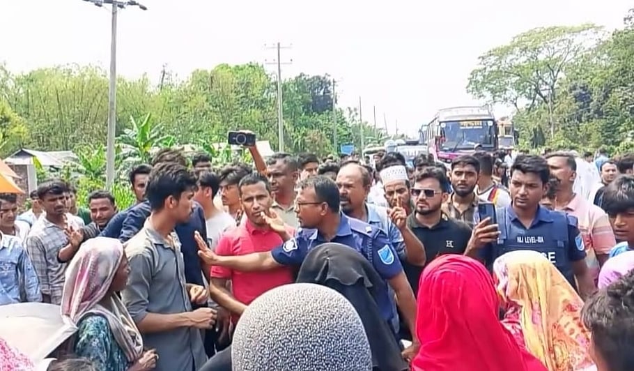 নরসিংদীর রায়পুরা উপজেলার এক কৃষককে হয়রানিমূলক মামলায় গ্রেপ্তারের অভিযোগ তুলে ঢাকা-সিলেট মহাসড়ক অবরোধ করেন স্থানীয় বাসিন্দারা। আজ বেলা সাড়ে ১১টার দিকে ঢাকা-সিলেট মহাসড়কের ধুকুন্দি-চারাবাগ এলাকায়