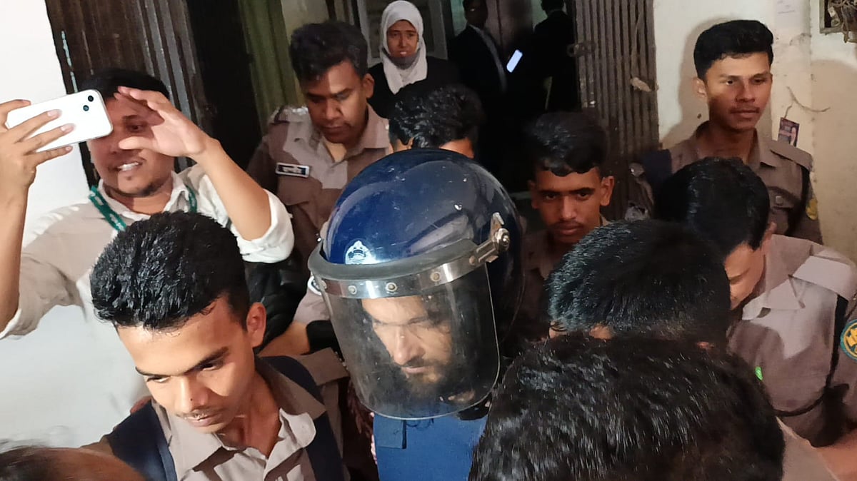 আদালতে হাজির করার সময় নোবেল। আজ বৃহস্পতিবার ঢাকার মেট্রোপলিটন ম্যাজিস্ট্রেট আদালতে