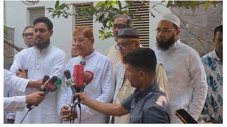 বৈঠকের পর ব্রিফিংয়ে কথা বলেন জামায়াতে ইসলামীর সহকারী সেক্রেটারি জেনারেল এইচ এম হামিদুর রহমান আযাদ