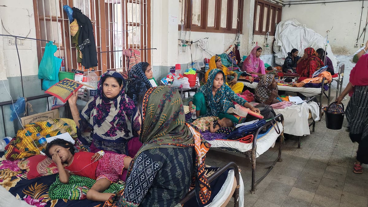 হামের উপসর্গ নিয়ে হাসপাতালে ভর্তি হচ্ছে শিশুরা। গতকাল বুধবার সকালে বরিশালের শের–ই–বাংলা মেডিকেল কলেজ হাসপাতালের আইসোলেশন ওয়ার্ডে