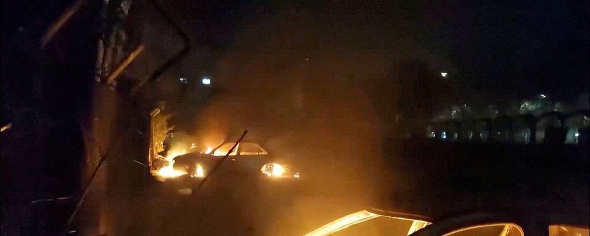 ইরানে অস্থিরতার জেরে দাউ দাউ করে জ্বলছে সারি সারি গাড়ি। ৯ জানুয়ারি ২০২৬, ইসফাহান