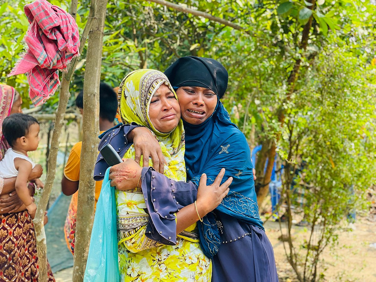 সংযুক্ত আরব আমিরাতে ড্রোনের ধ্বংসাবশেষ পড়ে নিহত প্রবাসী শাহ আলমের স্ত্রী নয়না আক্তারের আহাজারি। বুধবার দুপুরে কুমিল্লার ব্রাহ্মণপাড়া উপজেলার জিরুইন গ্রামে