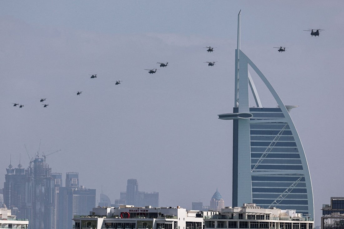 দুবাইয়ের বিলাশবহুল হোটেল বুর্জ আল খলিফার আকাশে আরব আমিরাতের সেনাবাহিনীর হেলিকপ্টার টহল