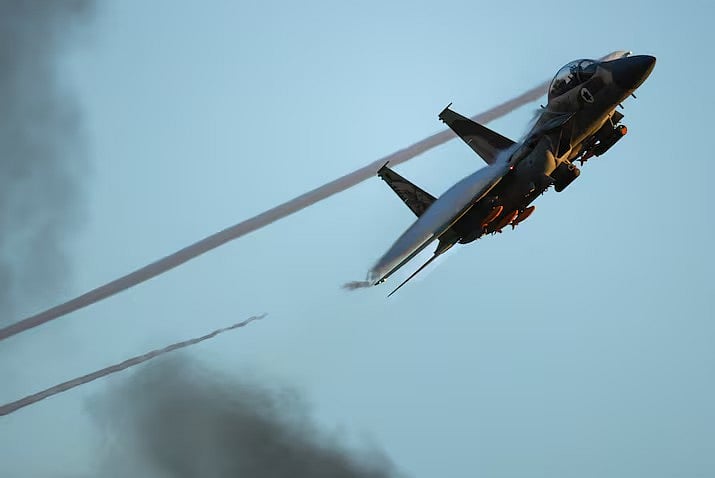 দক্ষিণ ইসরায়েলের হাতজেরিম বিমান ঘাঁটিতে ইসরায়েলি বিমানবাহিনীর পাইলটদের স্নাতক সমাবর্তন অনুষ্ঠানে উড্ডয়নরত একটি এফ-১৫ যুদ্ধবিমান