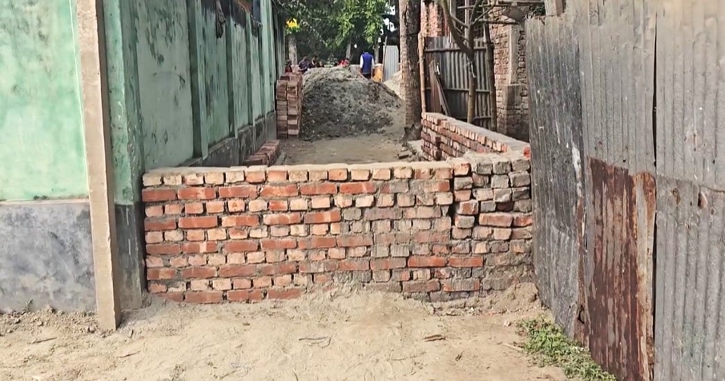 জামালপুরে দ্বন্দ্বের জেরে পথে দেয়াল তুলে চলাচলে বাধা দেওয়ার অভিযোগ উঠেছে। গতকাল বৃহস্পতিবার বিকেলে জামালপুর শহরের বেলটিয়া এলাকার পলিশা গ্রামে