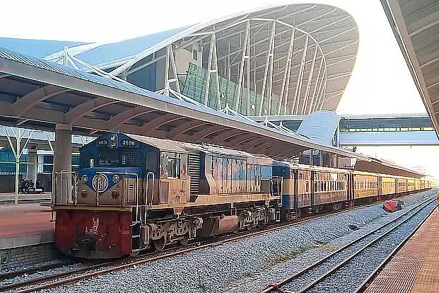 কক্সবাজার রেলস্টেশনে অপেক্ষারত একটি ট্রেন