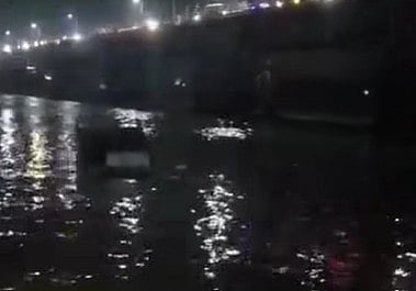 কর্ণফুলী নদীতে ভাসছে ট্রাক। গতকাল রাতে চট্টগ্রাম নগরের কালুরঘাট সেতু এলাকায়