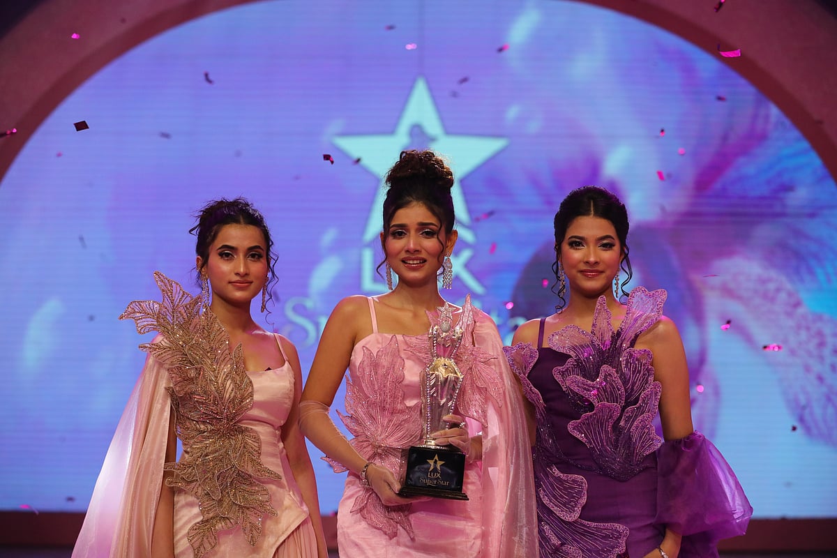 ‘লাক্স সুপারস্টার ২০২৫’–এর বিজয়ীবিজয়ী বর্ণিতা(মাঝে)