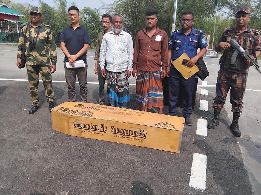 পঞ্চগড়ের বাংলাবান্ধা সীমান্ত দিয়ে বিজিবি ও বিএসএফের উপস্থিতিতে পঞ্চগড়ের তেঁতুলিয়া মডেল থানা ও বাংলাবান্ধা ইমিগ্রেশন পুলিশের কাছে আজিজুর রহমানের লাশ হস্তান্তর করে ভারতীয় পুলিশ। শুক্রবার বিকেলে