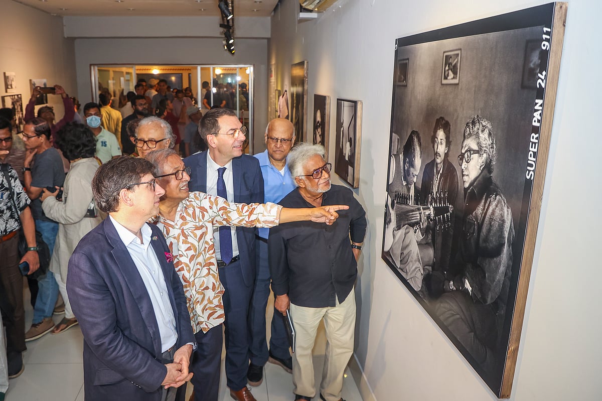 কবি আল মাহমুদ ও শামসুর রাহমানকে নিয়ে আলোকচিত্রী নাসির আলী মামুনের বিশেষ প্রদর্শনী ‘ফটোজিয়াম: লাইফ অব পোয়েট্রি’ ঘুরে দেখেন অতিথিরা। বাঁ থেকে ফরাসি রাষ্ট্রদূত জ্যাঁ-মার্ক সেরে-শার্লেট, নাসির আলী মামুন, আলিয়ঁস ফ্রঁসেজের পরিচালক ফ্রাঁসোয়া শম্ভো, শিল্পী মনিরুল ইসলাম ও দর্শকেরা। আলিয়ঁস ফ্রঁসেজ, ধানমন্ডি, ঢাকা, ৩ এপ্রিল