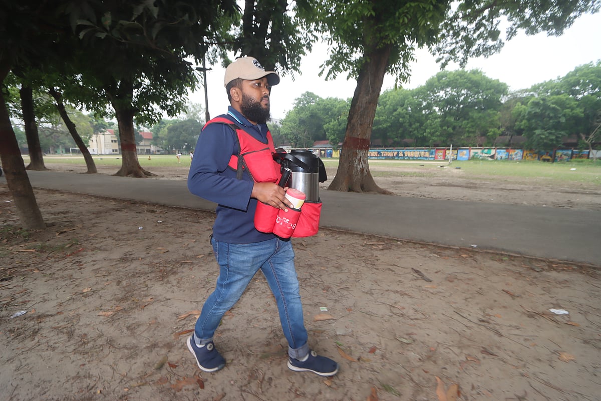 স্নাতকোত্তর আরিফ হোসেন আপাতত কফি বিক্রিকে পেশা হিসেবে বেছে নিয়েছেন। সম্প্রতি রংপুর নগরের জিলা স্কুল চত্বর থেকে তোলা