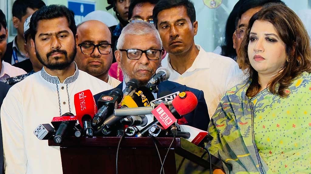 বাহরাইনে নিহত প্রবাসী এস এম তারেকের মরদেহ গ্রহণের বিষয়ে সাংবাদিকদের ব্রিফ করছেন প্রবাসীকল্যাণ ও বৈদেশিক কর্মসংস্থানমন্ত্রী আরিফুল হক চৌধুরী। এ সময় প্রবাসীকল্যাণ প্রতিমন্ত্রী নুরুল হক এবং পররাষ্ট্র প্রতিমন্ত্রী শামা ওবায়েদ ইসলাম উপস্থিত ছিলেন। হজরত শাহজালাল আন্তর্জাতিক বিমানবন্দর, ঢাকা; ৩ এপ্রিল ২০২৬