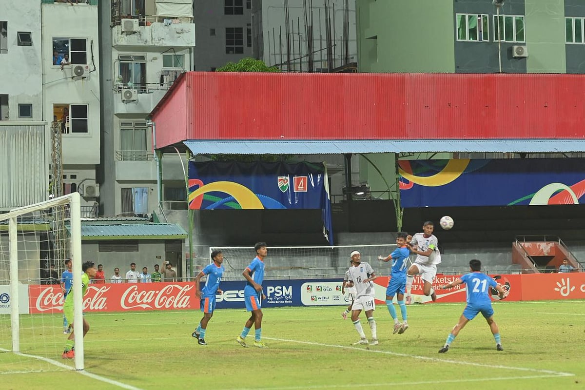 নির্ধারিত সময়ের খেলা গোলশূন্য থাকার পর টাইব্রেকারে ভারতকে হারিয়ে শিরোপা ধরে রেখেছে বাংলাদেশ। 