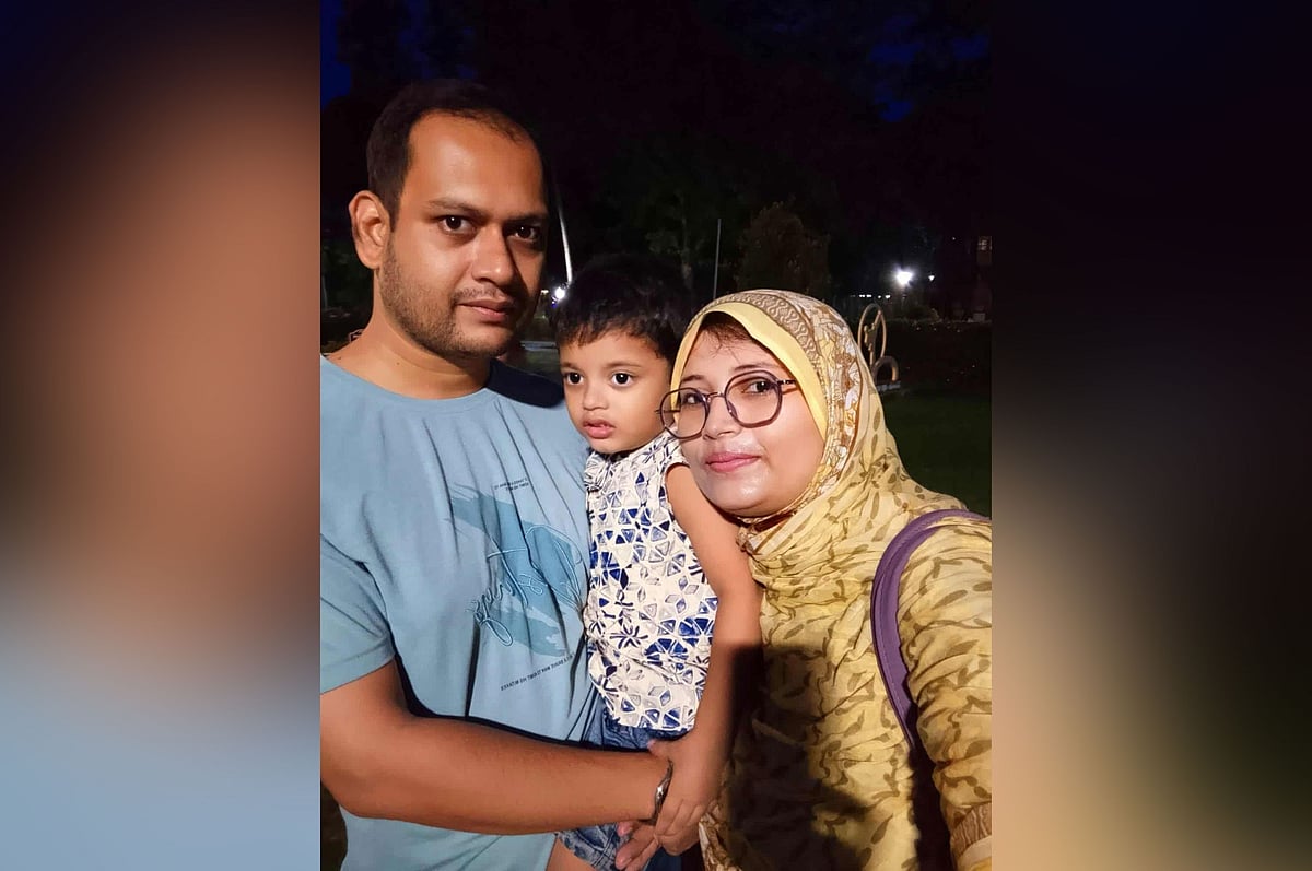 বাবা শাহরুখ ইসলামের কোলে শেহজাদ। পাশে মা সুমা আক্তার। পদ্মায় বাসডুবির ঘটনায় তিনজনই বেঁচে ফিরেছেন