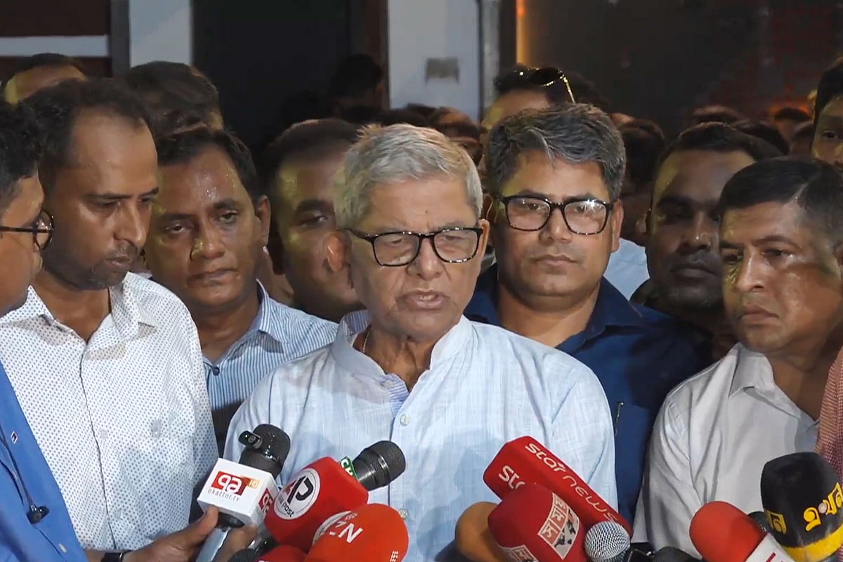 সভা শেষে বিএনপির মহাসচিব মির্জা ফখরুল ইসলাম আলমগীর উপস্থিত সাংবাদিকদের সঙ্গে কথা বলেন। ৪ এপ্রিল