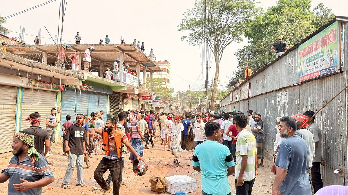 ফরিদপুরের ভাঙ্গা উপজেলায় দ্বিতীয় দিনের মতো চার গ্রামের মধ্যে সংঘর্ষ হয়েছে। আজ শনিবার সকাল ১০টার দিকে হামিরদী ইউনিয়নের মনসুরাবাদ বাজার এলাকায়