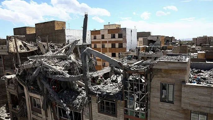 যুক্তরাষ্ট্র-ইসরায়েল যৌথ হামলায় ইরানের রাজধানী তেহরানে একটি আবাসিক ভবন ধ্বংসস্তূপে পরিণত হয়েছে। ২৭ মার্চ ২০২৬