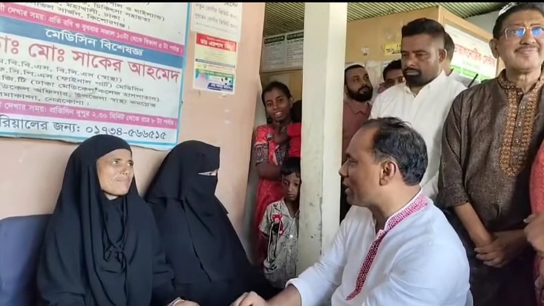 ডায়াগনস্টিক সেন্টারে আসা রোগীদের সঙ্গে কথা বলেন ডেপুটি স্পিকার। গতকাল শুক্রবার