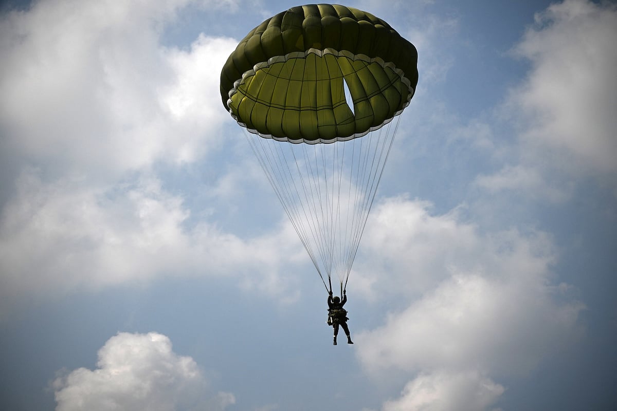 প্যারাস্যুটে করে নেমে আসছেন একজন