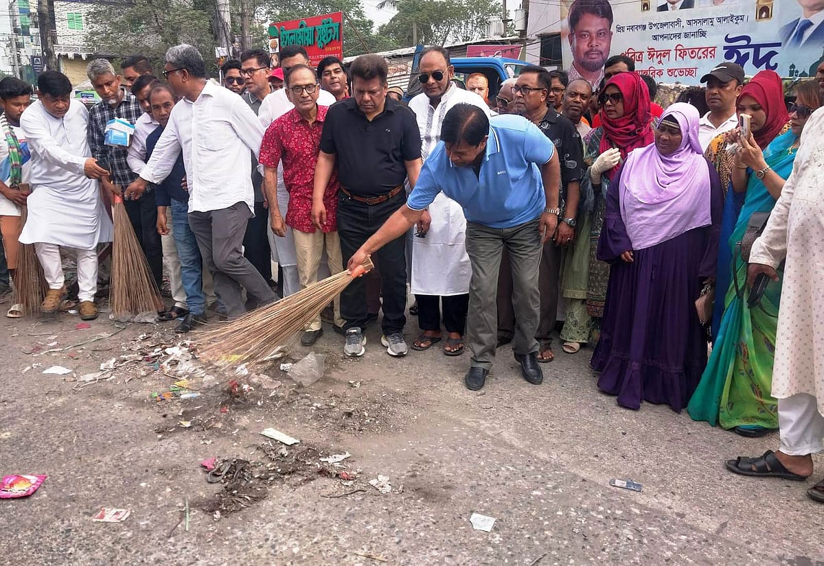 ঢাকা-১ (দোহার-নবাবগঞ্জ) আসনের সংসদ সদস্য খন্দকার আবু আশফাক ঝাড়ু দিয়ে আবর্জনা পরিষ্কার করছেন। আজ শনিবার সকালে ঢাকার নবাবগঞ্জ চৌরাস্তার কায়কোবাদ চত্বরের পাশে