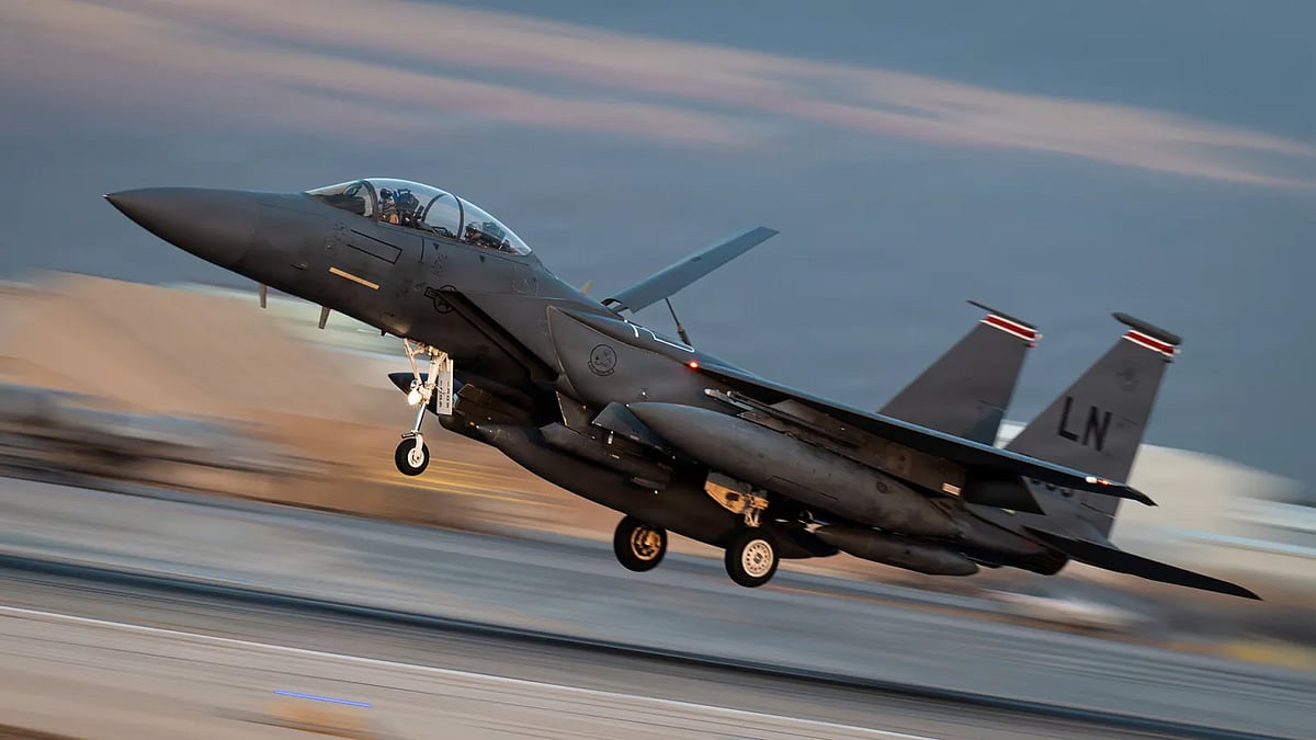 ২০২৬ সালের ১৮ জানুয়ারি মধ্যপ্রাচ্যের একটি ঘাঁটিতে অবতরণ করছে মার্কিন বিমানবাহিনীর ৪৯৪তম এক্সপিডিশনারি ফাইটার স্কোয়াড্রনের একটি ‘এফ-১৫ই স্ট্রাইক ইগল’ যুদ্ধবিমান