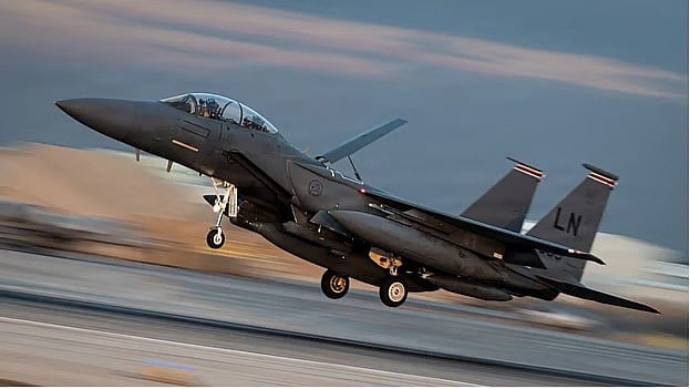 ২০২৬ সালের ১৮ জানুয়ারি মধ্যপ্রাচ্যের একটি ঘাঁটিতে অবতরণ করছে মার্কিন বিমানবাহিনীর ৪৯৪তম এক্সপিডিশনারি ফাইটার স্কোয়াড্রনের একটি ‘এফ-১৫ই স্ট্রাইক ইগল’ যুদ্ধবিমান