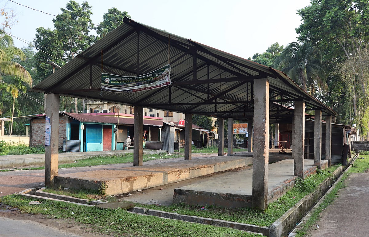 পণ্য বিক্রির জন্য টিনশেড খোলা ঘর। হাটের দিনে সেখানে বিক্রেতা-ক্রেতা কেউ নেই। গতকাল ‍শুক্রবার বিকেলে মৌলভীবাজার সদর উপজেলার মঙ্গলচণ্ডীর বাজারে