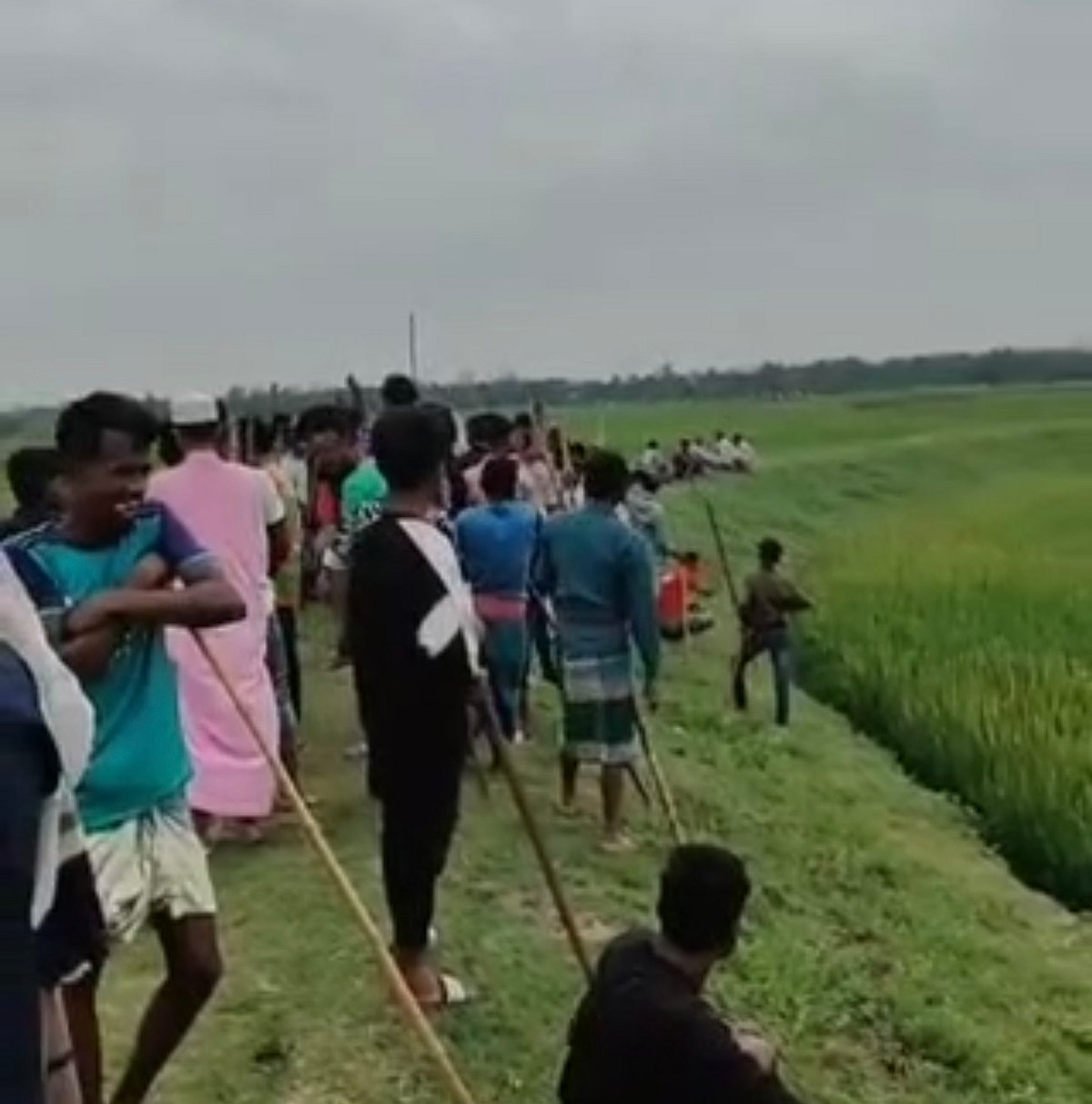 সুনামগঞ্জ সদর উপজেলার ডাকুয়ার হাওরে বাঁধ কাটায় লাঠিসোঁটা নিয়ে সংঘর্ষে জড়ায় দুই পক্ষ। আজ শনিবার দুপুরে তোলা