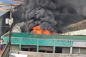 আগুনে পুড়ল কেরানীগঞ্জের গ্যাসলাইটারের কারখানা