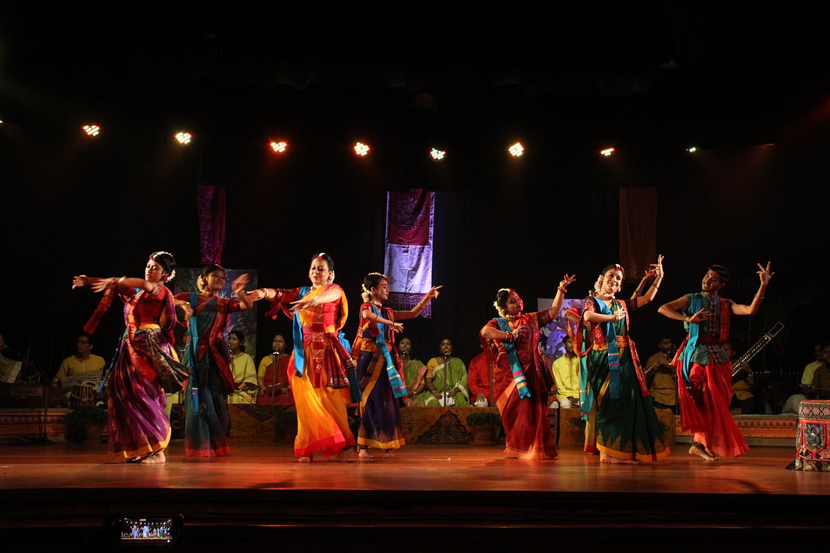 বসন্তের উৎসবে সম্মেলক নৃত্য পরিবেশন করা হয়।