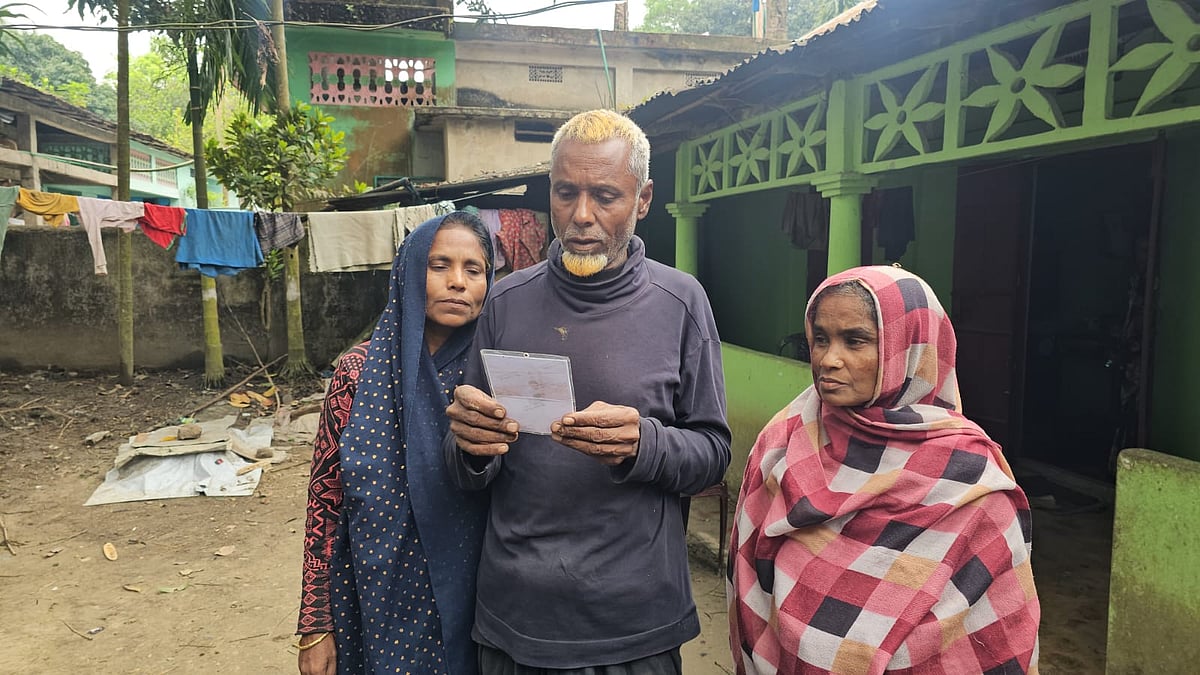 ছেলে শায়েক আহমদের ছবি হাতে বাবা আখলুছ মিয়া