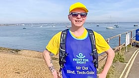 এআই চশমা পড়ে ম্যারাথনে দৌড়াবেন দৃষ্টিহীন ক্লার্ক