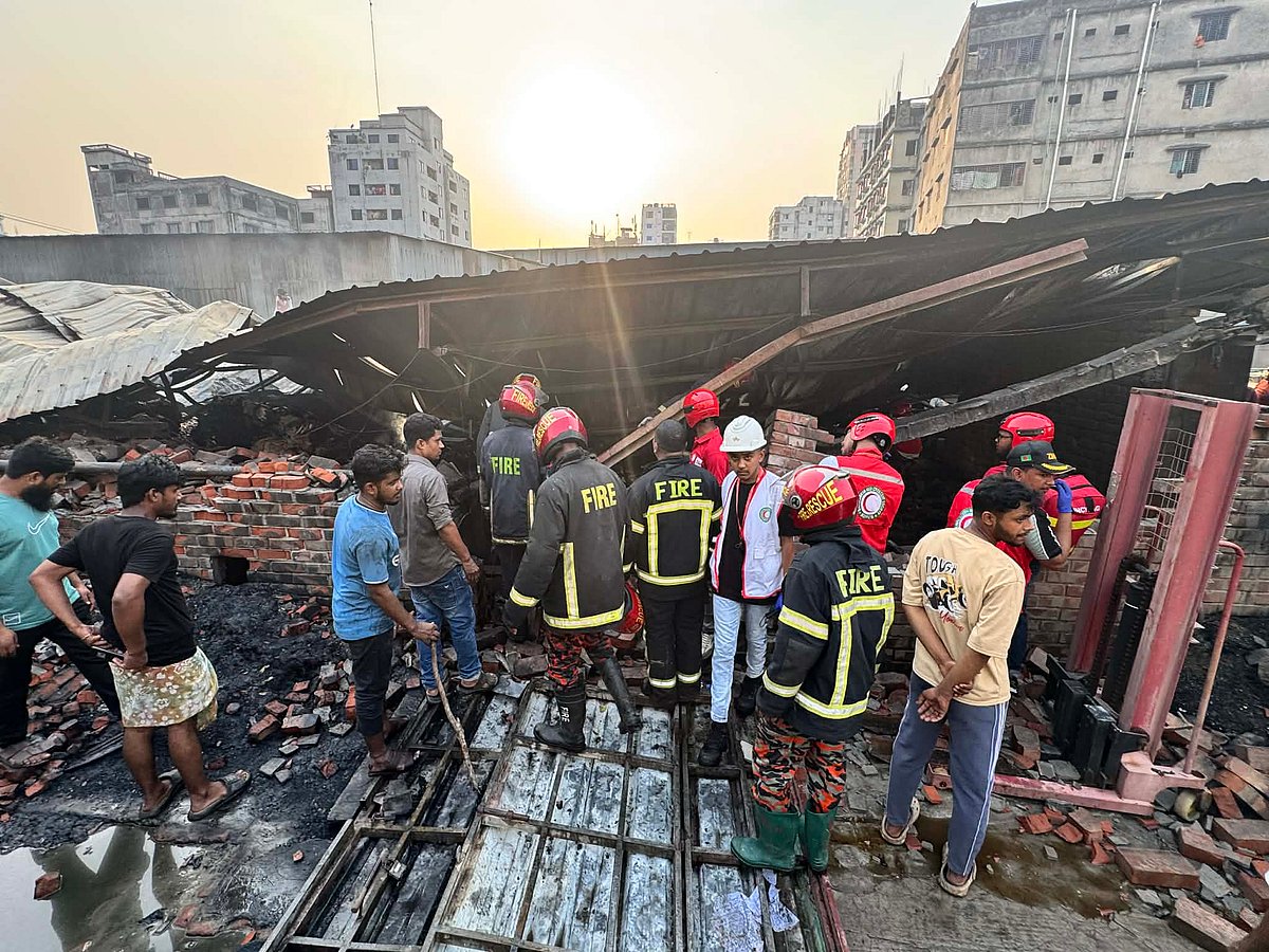 গ্যাসলাইটার কারখানার আগুন নিয়ন্ত্রণে আনার পর তল্লাশি চালাচ্ছেন ফায়ার সার্ভিসের সদস্যরা। আজ শনিবার বিকেলে কেরানীগঞ্জের কদমতলী ডিপজল গলি সড়ক এলাকায়