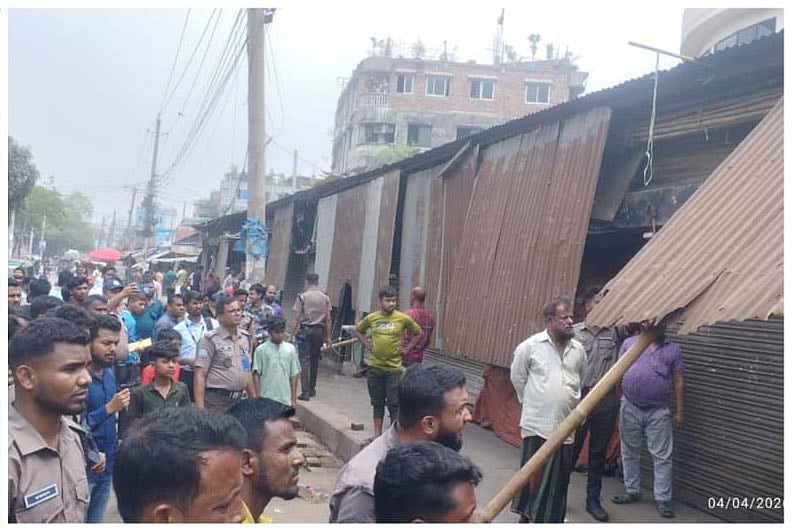 রাজধানীর বিভিন্ন এলাকার অবৈধ দোকানপাট উচ্ছেদে সমন্বিত অভিযান চালিয়েছে ঢাকা মহানগর পুলিশের (ডিএমপি) ট্রাফিক বিভাগ