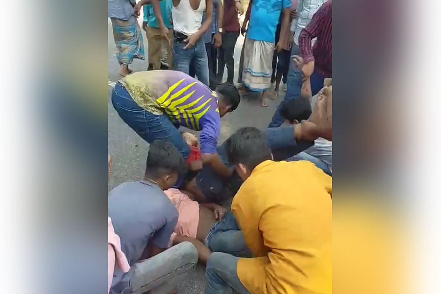 সড়ক দুর্ঘটনার পর আহতদের উদ্ধার করছেন স্থানীয় লোকজন