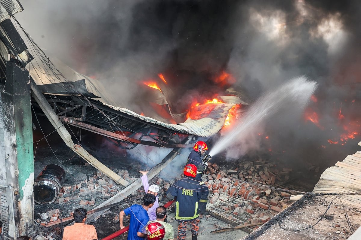 বেলা ১টার দিকে কদমতলী চৌরাস্তার আল বারাকা হাসপাতালের পাশের ওই গ্যাসলাইটার কারখানায় আগুন লাগে। ৪ এপ্রিল