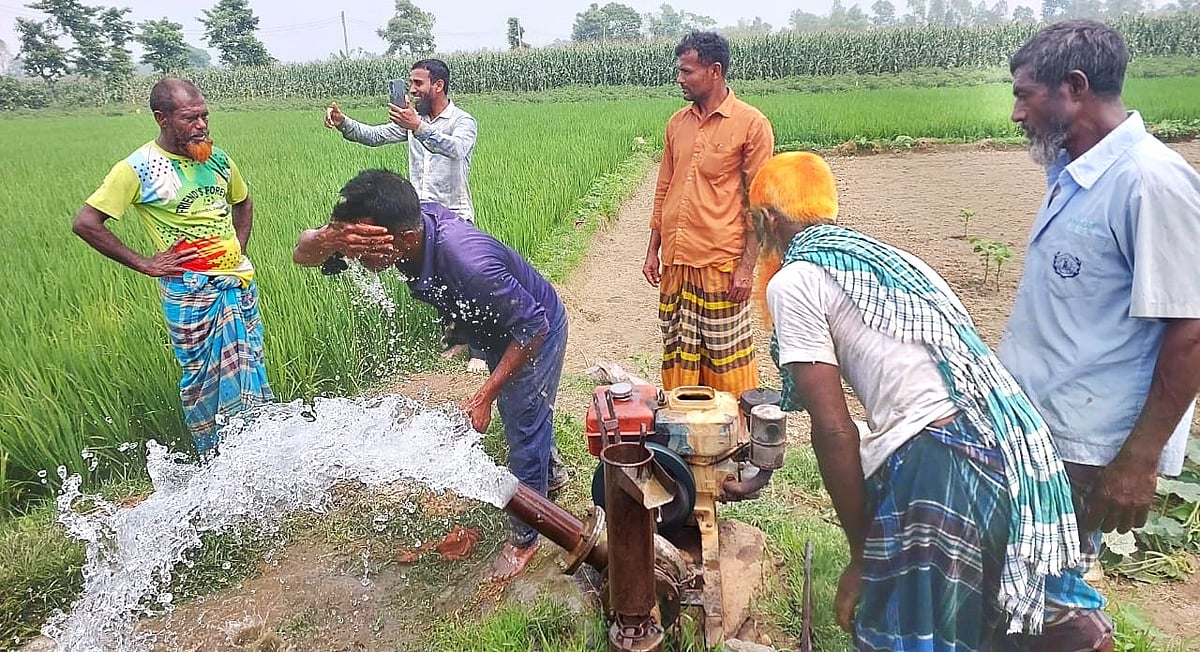 জামালপুরে প্রশাসনের উদ্যোগে অগ্রাধিকার ভিত্তিতে জ্বালানি সরবরাহ করা হচ্ছে। ফলে অচল সেচপাম্প আবারও সচল হয়েছে। গতকাল শুক্রবার বিকেলে জামালপুর সদর উপজেলার চরচন্দ্রা এলাকায়