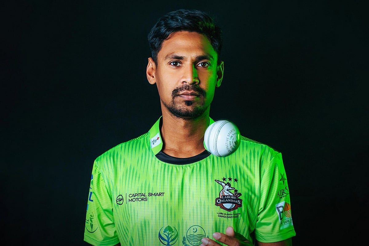 লাহোরের জার্সিতে মোস্তাফিজুর রহমান