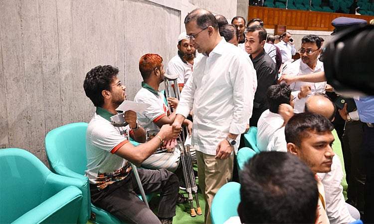 সংসদ অধিবেশনের ফাঁকে দর্শক গ্যালারিতে শহীদ পরিবার ও আহত ব্যক্তিদের সঙ্গে দেখা করেন প্রধানমন্ত্রী তারেক রহমান