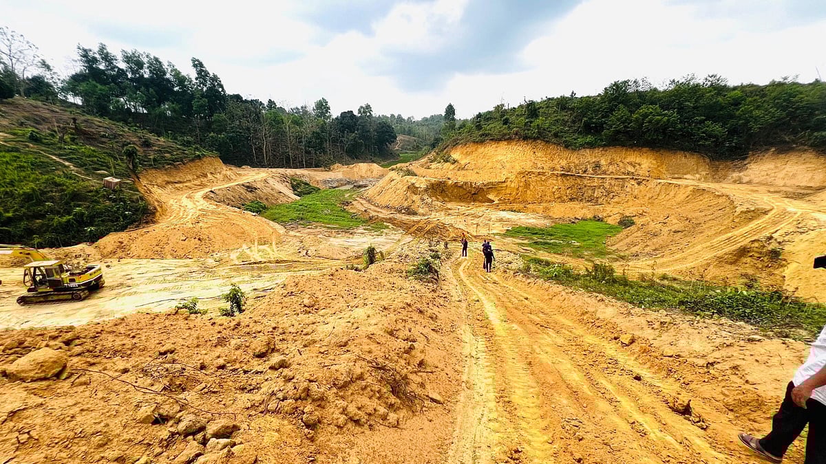 খাগড়াছড়ির মানিকছড়ি উপজেলার যোগ্যাছোলা ইউনিয়নের জঙ্গলবেষ্টিত এলাকাটিতে পাহাড় কাটা হচ্ছিল। ছবিটি দুপুরে তোলা