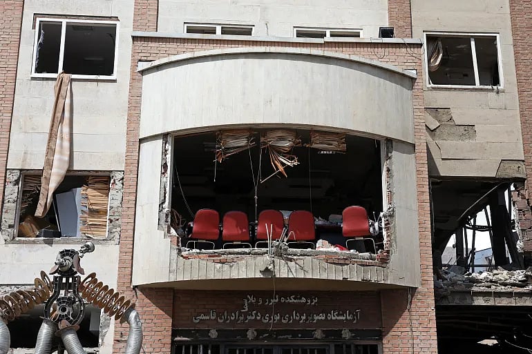 যুক্তরাষ্ট্র–ইসরায়েলের হামলায় ইরানের রাজধানী তেহরানের শহীদ বেহেস্তি বিশ্ববিদ্যালয়ের ক্ষতিগ্রস্ত একটি ভবন