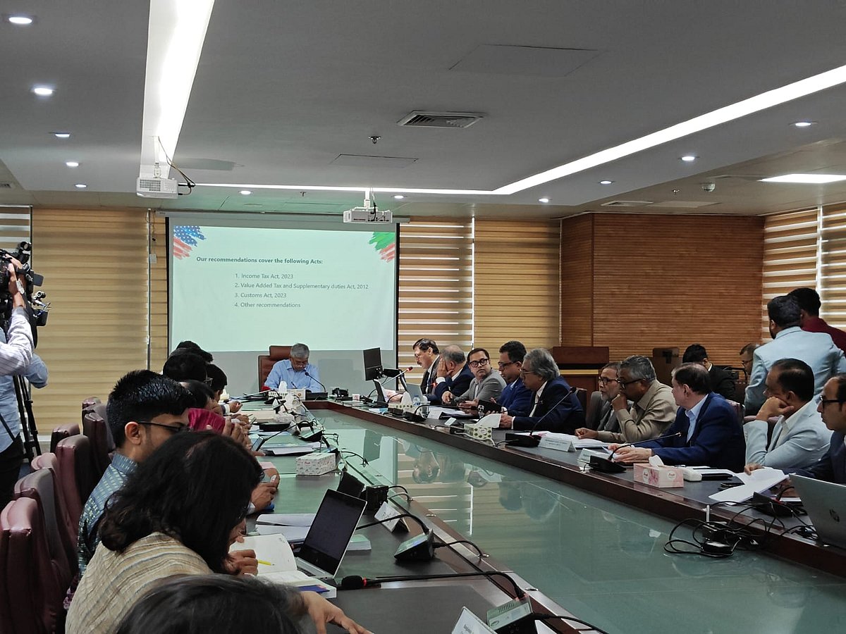 আজ সকালে আগারগাঁওয়ের এনবিআর ভবনে ছয়টি চেম্বারের সঙ্গে প্রাক্‌-বাজেট আলোচনা হয়। সেখানে সভাপতিত্ব করেন এনবিআর চেয়ারম্যান আবদুর রহমান খান