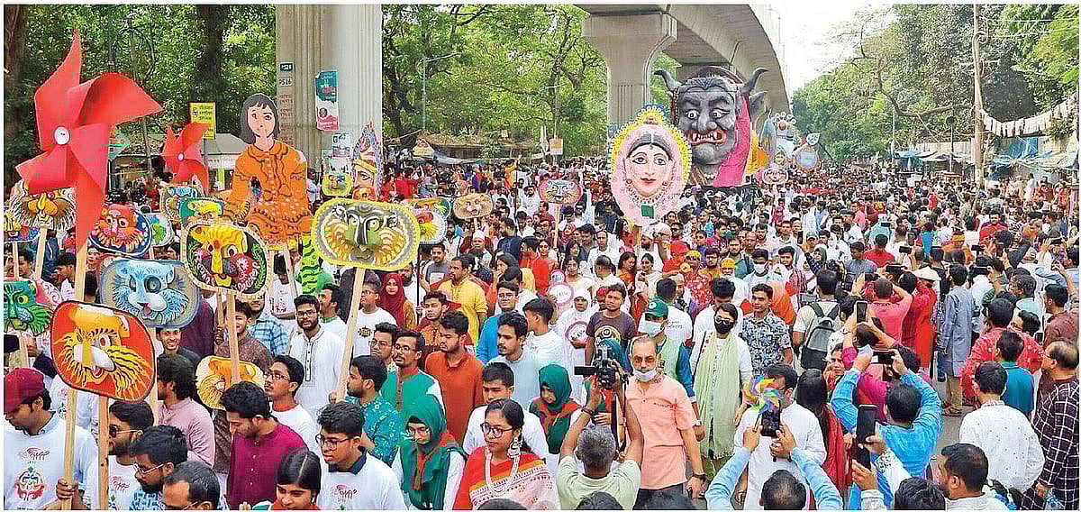 গত বছর নববর্ষে ‘বর্ষবরণ আনন্দ শোভাযাত্রা’বের হয় ঢাকা বিশ্ববিদ্যালয়ের চারুকলা অনুষদ থেকে। মঙ্গল শোভাযাত্রা নাম বদলে এই নাম দেওয়া হয়। এবার আবার বদলাচ্ছে নাম