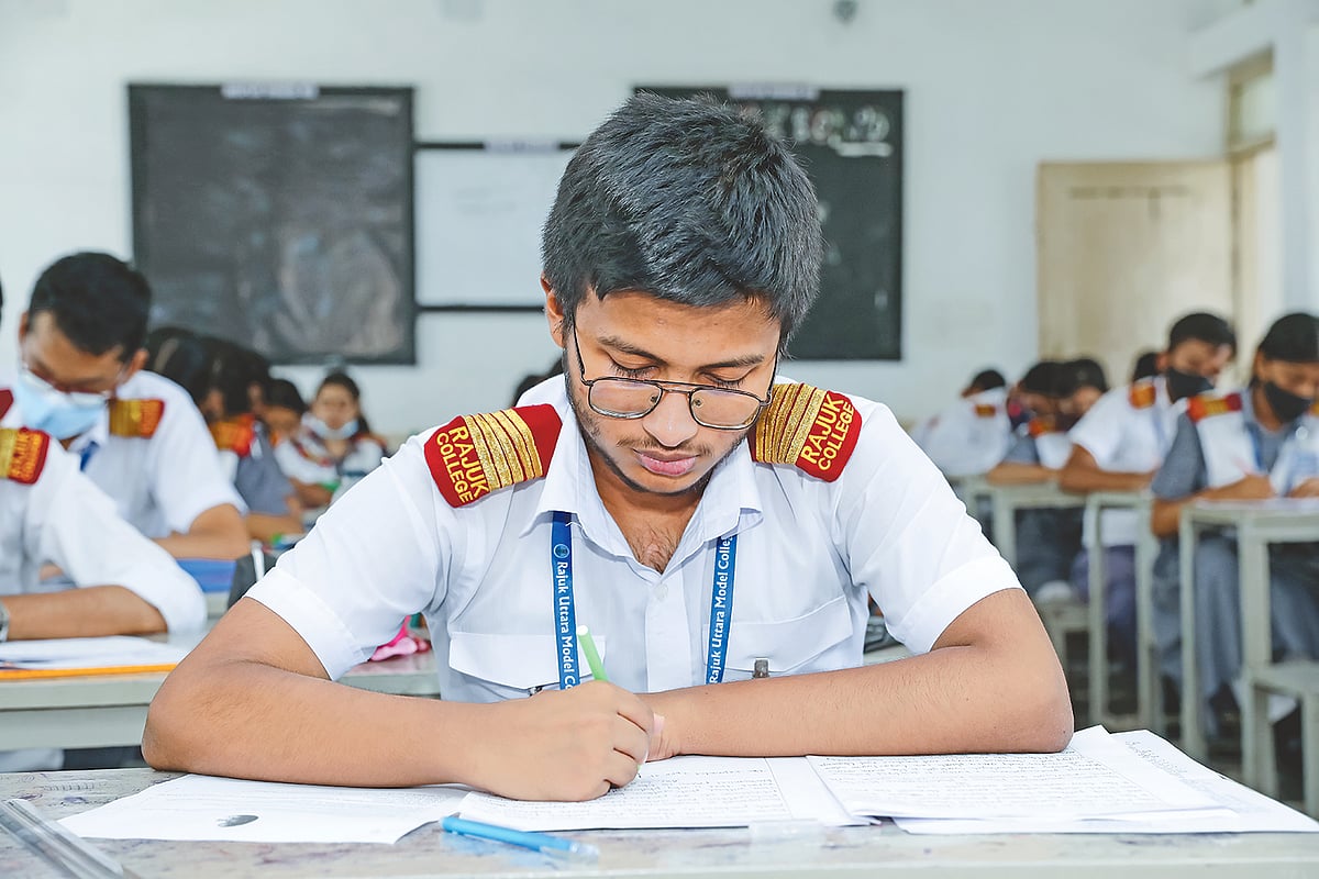 শ্রেণিকক্ষে পরীক্ষার প্রস্তুতি নিয়ে ব্যস্ত এক শিক্ষার্থী