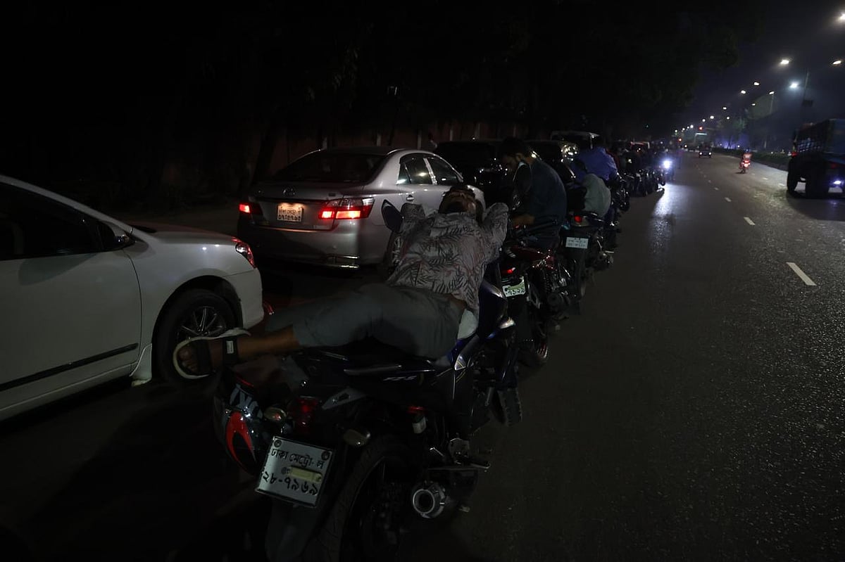 তেলের জন্য রাত জেগে অপেক্ষা