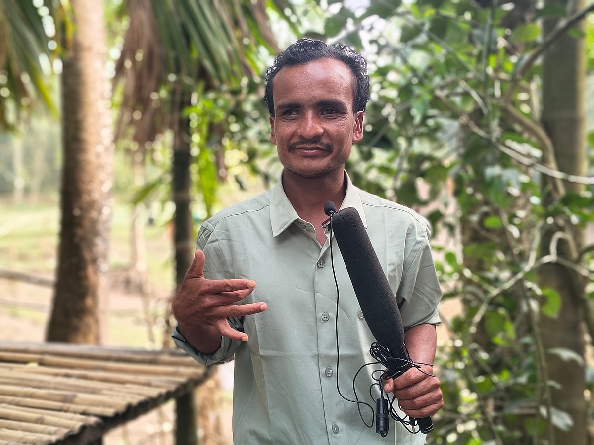 কুড়িগ্রামের নাগেশ্বরী উপজেলার ভাইরাল কনটেন্ট নির্মাতা তাইজুল ইসলাম ওরফে তাজু ভাই। সম্প্রতি উপজেলার নারায়ণপুর ইউনিয়নের সরকারপাড়া গ্রামে