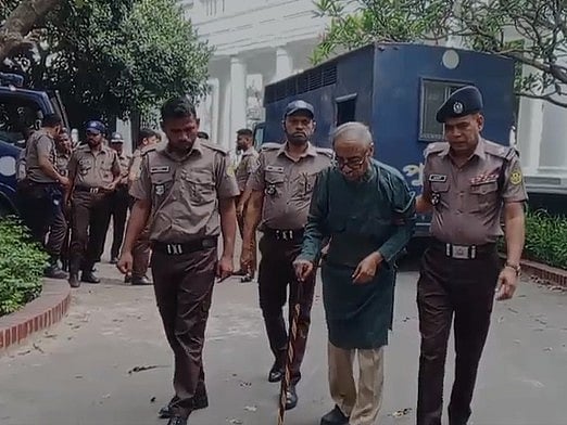 মানবতাবিরোধী অপরাধের একটি মামলায় গ্রেপ্তার শাহরিয়ার কবিরকে আজ রোববার আন্তর্জাতিক অপরাধ ট্রাইব্যুনালে হাজির করা হয়